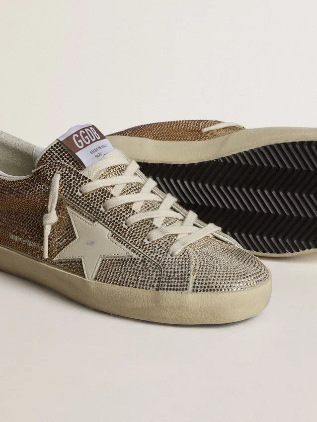 Super-Star in pelle scamosciata beige e cristalli multicolori con stella e linguetta sul tallone in pelle color crema