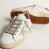 Super-Star Junior con stella in pelle scamosciata e linguetta sul tallone in pelle rossa