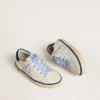 Super-Star Junior in pelle bianca con linguetta sul tallone in pelle scamosciata blu