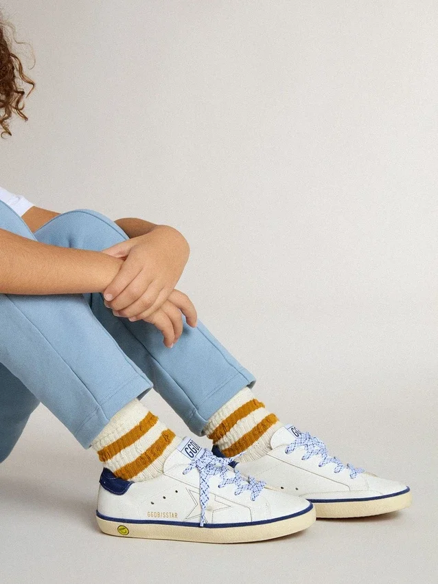 Super-Star Junior in pelle bianca con linguetta sul tallone in pelle scamosciata blu