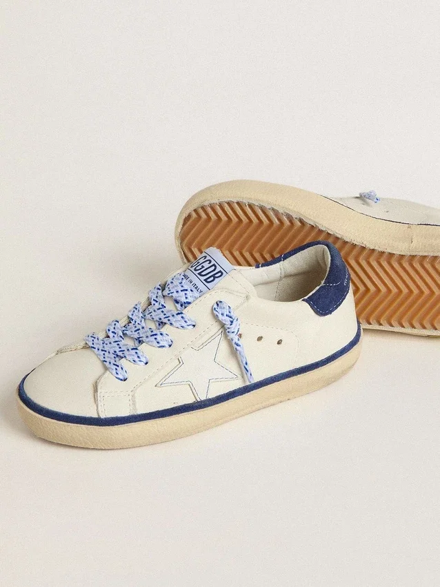 Super-Star Junior in pelle bianca con linguetta sul tallone in pelle scamosciata blu