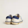 Super-Star Junior in pelle bianca con linguetta sul tallone in pelle scamosciata blu