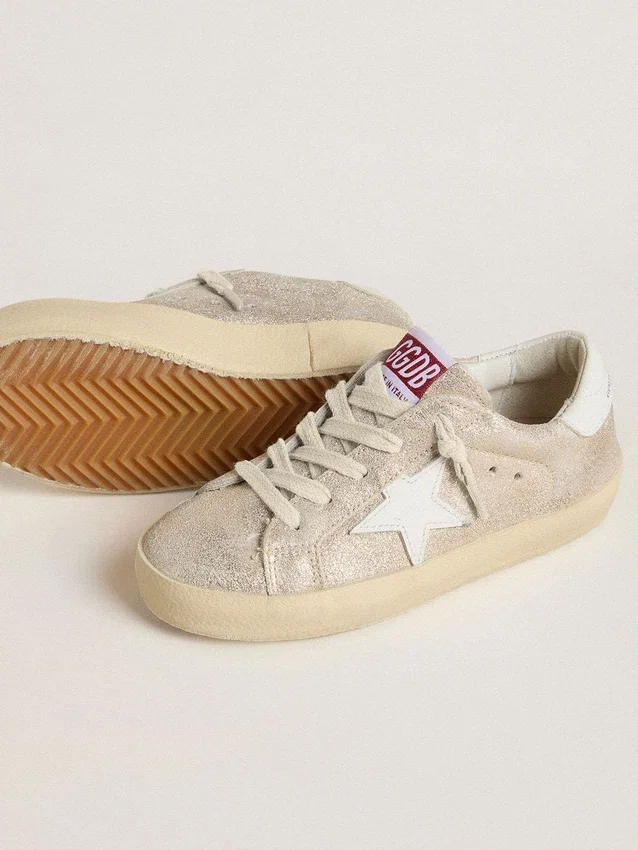 Super-Star Junior in pelle scamosciata color sabbia con effetto laminato e stella in pelle bianca