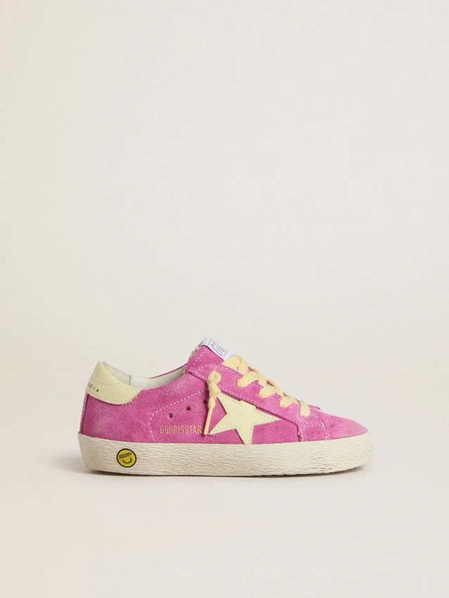 Super-Star Junior in pelle scamosciata rosa con stella giallo chiaro e linguetta sul tallone