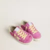 Super-Star Junior in pelle scamosciata rosa con stella giallo chiaro e linguetta sul tallone