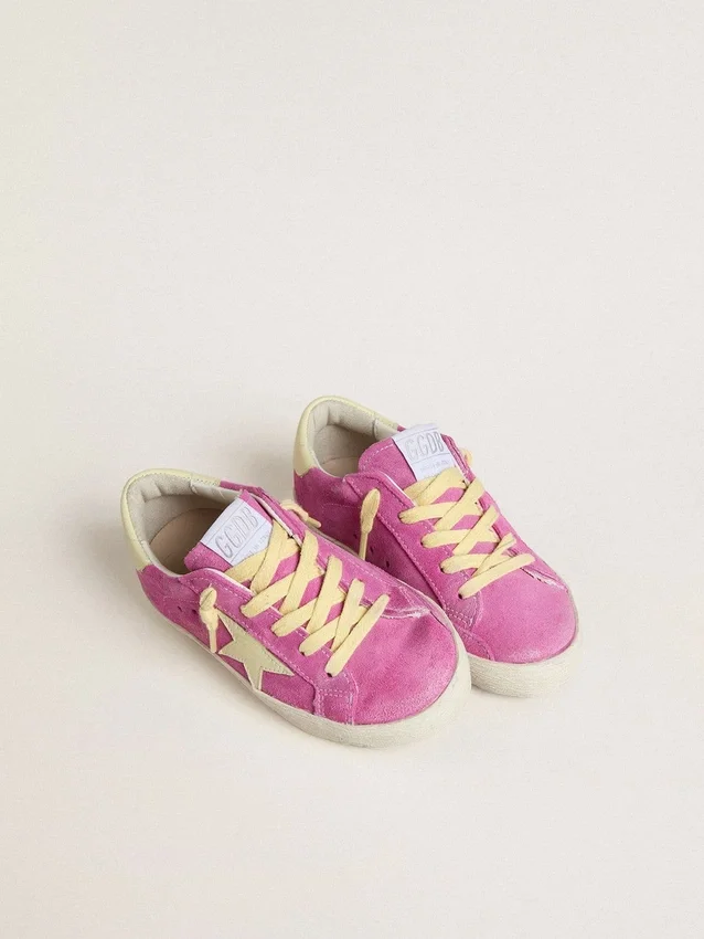 Super-Star Junior in pelle scamosciata rosa con stella giallo chiaro e linguetta sul tallone