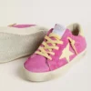 Super-Star Junior in pelle scamosciata rosa con stella giallo chiaro e linguetta sul tallone