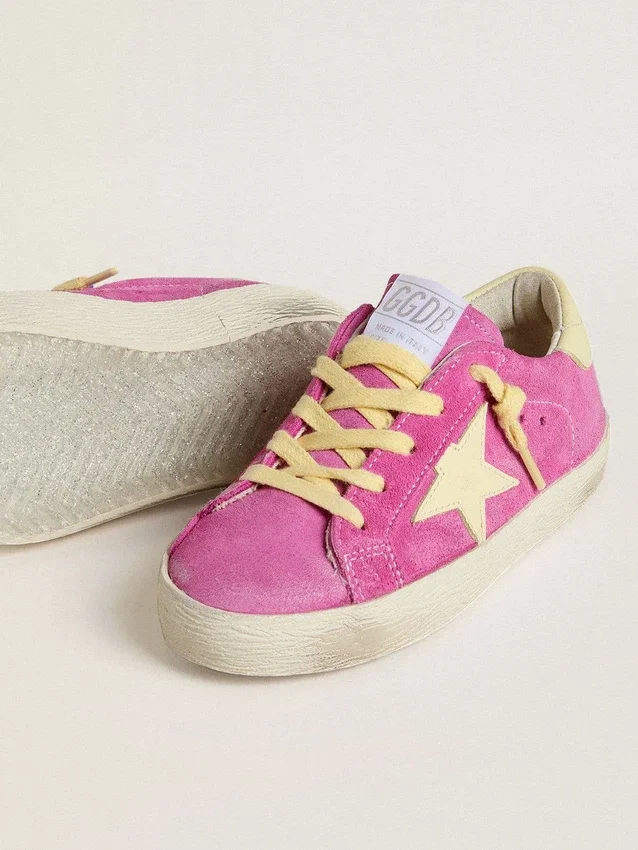 Super-Star Junior in pelle scamosciata rosa con stella giallo chiaro e linguetta sul tallone