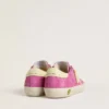 Super-Star Junior in pelle scamosciata rosa con stella giallo chiaro e linguetta sul tallone