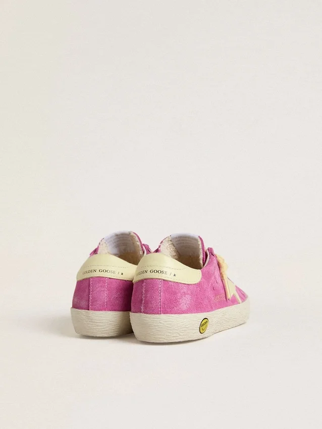 Super-Star Junior in pelle scamosciata rosa con stella giallo chiaro e linguetta sul tallone