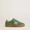 Super-Star Junior in pelle scamosciata verde con stella azzurra e linguetta sul tallone