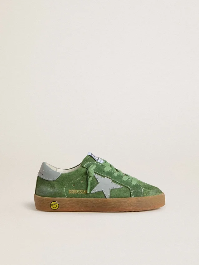 Super-Star Junior in pelle scamosciata verde con stella azzurra e linguetta sul tallone