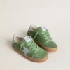 Super-Star Junior in pelle scamosciata verde con stella azzurra e linguetta sul tallone