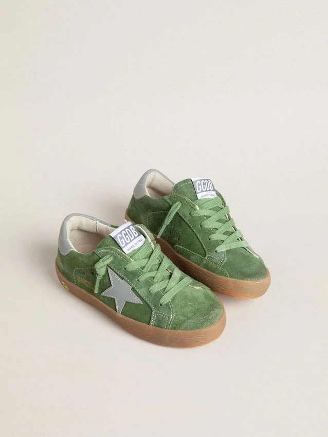 Super-Star Junior in pelle scamosciata verde con stella azzurra e linguetta sul tallone