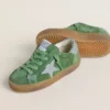 Super-Star Junior in pelle scamosciata verde con stella azzurra e linguetta sul tallone