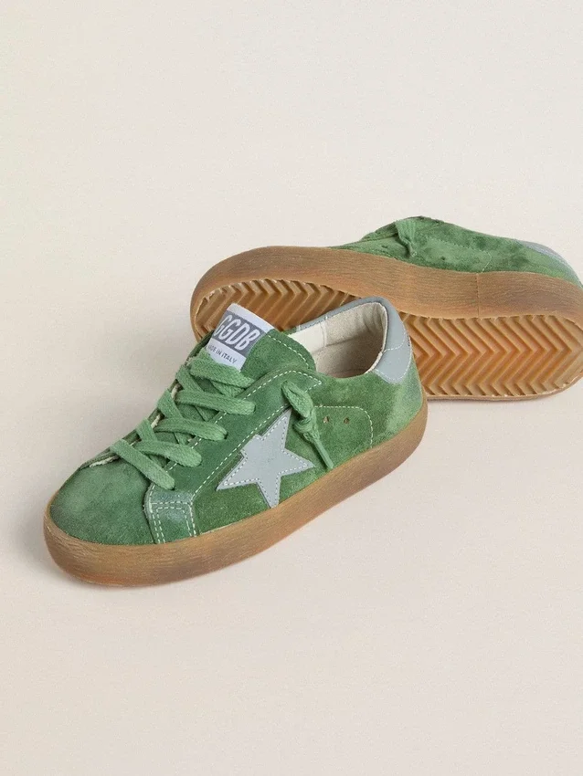 Super-Star Junior in pelle scamosciata verde con stella azzurra e linguetta sul tallone