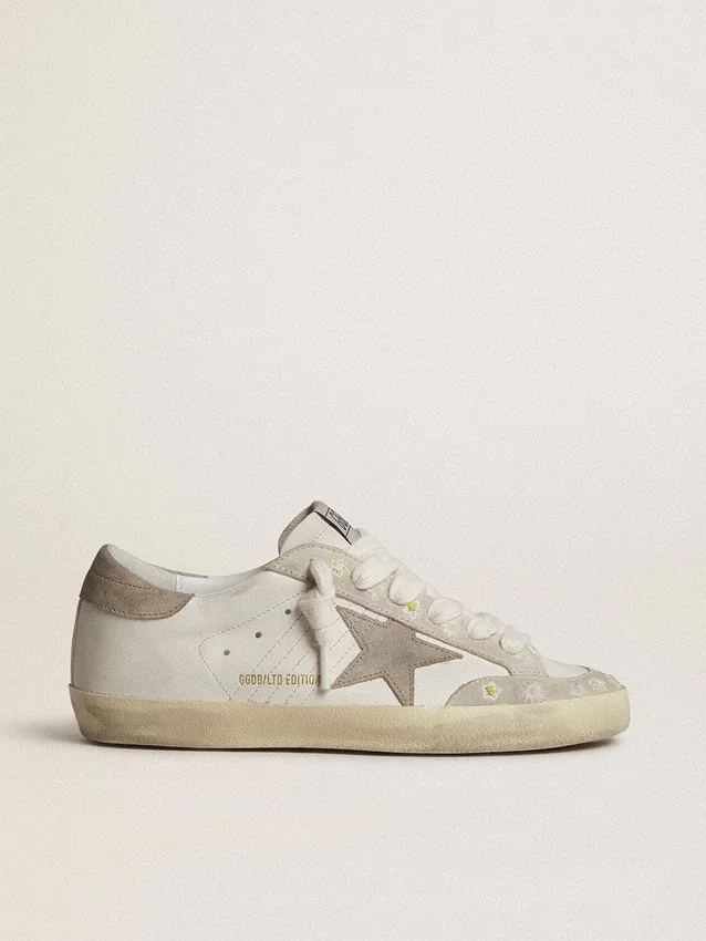 Super-Star LTD da donna con stella e linguetta sul tallone in pelle scamosciata beige e ricami floreali