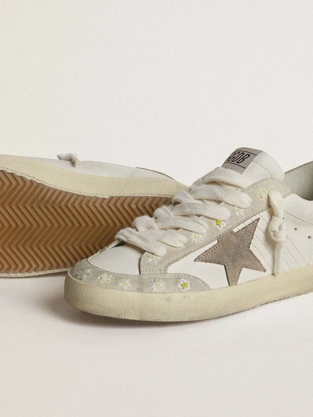 Super-Star LTD da donna con stella e linguetta sul tallone in pelle scamosciata beige e ricami floreali