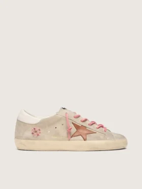 Super-Star LTD da donna in pelle scamosciata color perla con stella rosso mattone e ricami