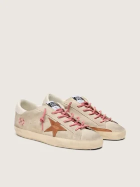 Super-Star LTD da donna in pelle scamosciata color perla con stella rosso mattone e ricami