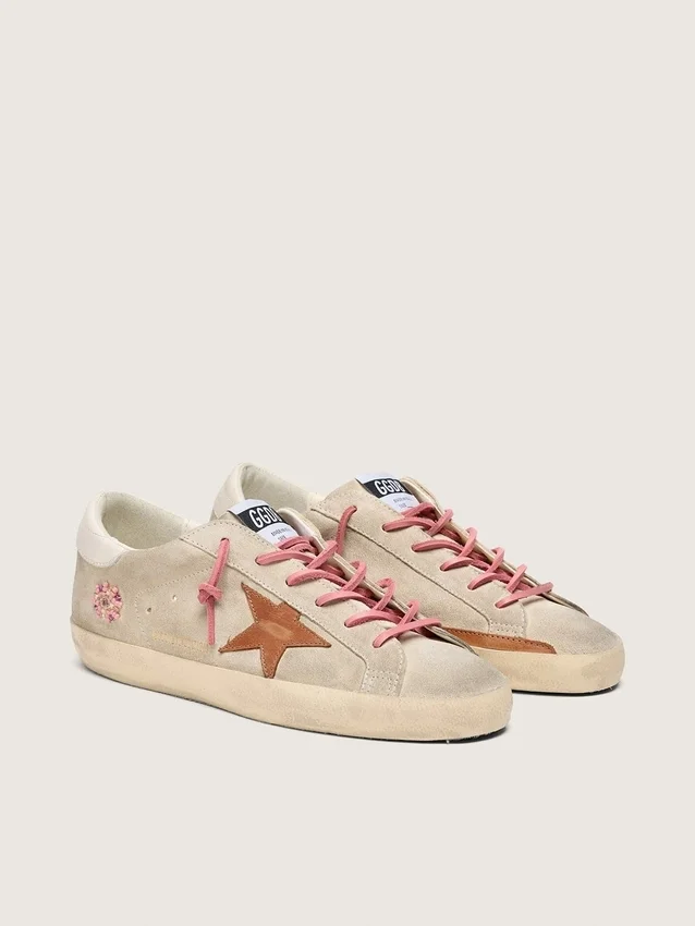 Super-Star LTD da donna in pelle scamosciata color perla con stella rosso mattone e ricami