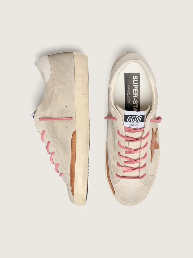 Super-Star LTD da donna in pelle scamosciata color perla con stella rosso mattone e ricami