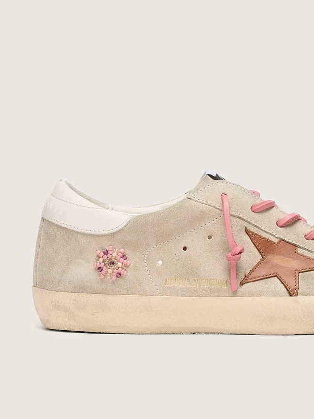 Super-Star LTD da donna in pelle scamosciata color perla con stella rosso mattone e ricami