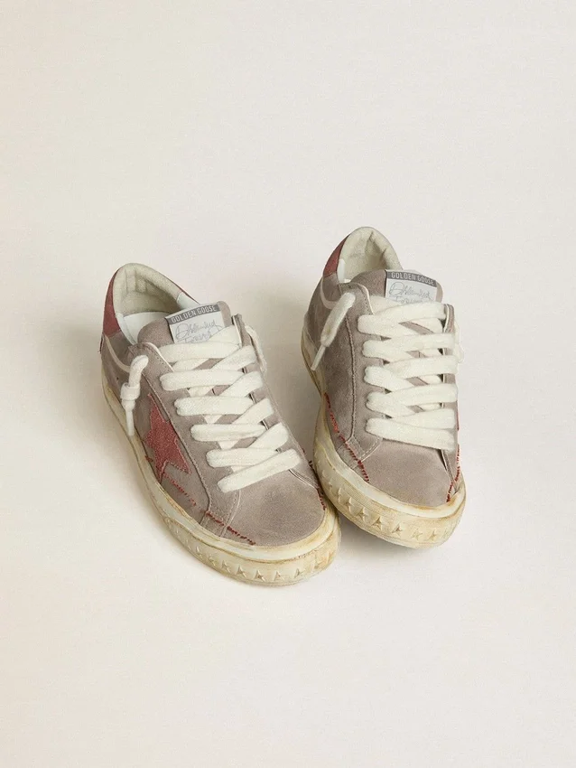 Super-Star LTD da donna in pelle scamosciata grigia con stella e linguetta sul tallone in pelle scamosciata cerata rossa