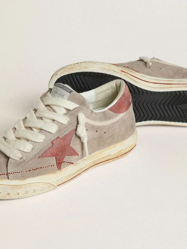 Super-Star LTD da donna in pelle scamosciata grigia con stella e linguetta sul tallone in pelle scamosciata cerata rossa