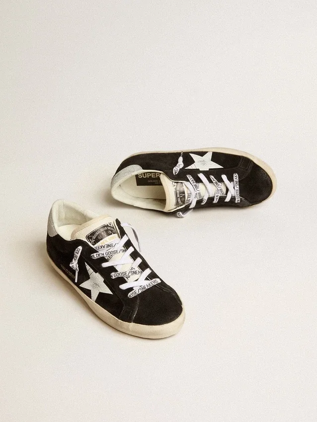 Super-Star LTD da donna in pelle scamosciata nera con stella stampata bianca e linguetta sul tallone con glitter argento