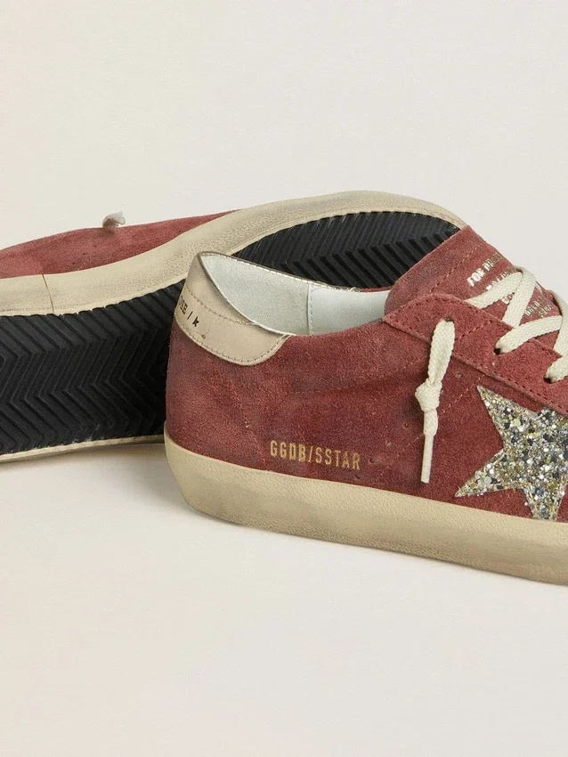 Super-Star LTD da donna in pelle scamosciata rossa con stella glitterata argento e linguetta sul tallone in pelle laminata