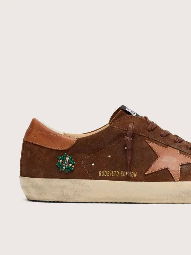 Super-Star LTD da uomo in pelle scamosciata marrone con stella in pelle rosso mattone e ricami con perline verdi