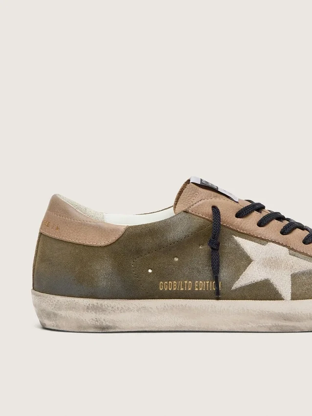Super-Star LTD da uomo in pelle scamosciata verde oliva con stella ricamata color crema