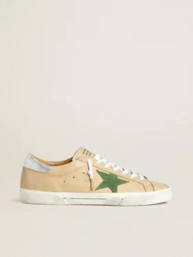 Super-Star LTD in pelle beige con stella in pelle scamosciata verde e linguetta sul tallone in pelle con lamina argentata