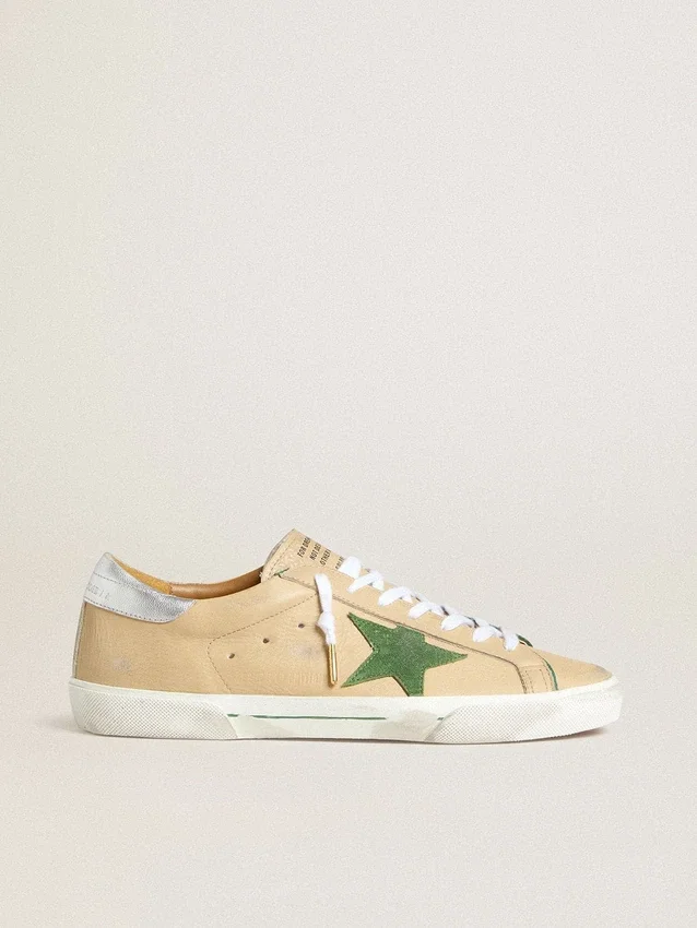 Super-Star LTD in pelle beige con stella in pelle scamosciata verde e linguetta sul tallone in pelle con lamina argentata