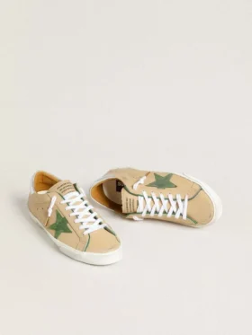Super-Star LTD in pelle beige con stella in pelle scamosciata verde e linguetta sul tallone in pelle con lamina argentata
