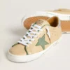 Super-Star LTD in pelle beige con stella in pelle scamosciata verde e linguetta sul tallone in pelle con lamina argentata