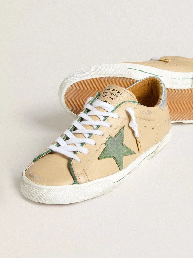 Super-Star LTD in pelle beige con stella in pelle scamosciata verde e linguetta sul tallone in pelle con lamina argentata