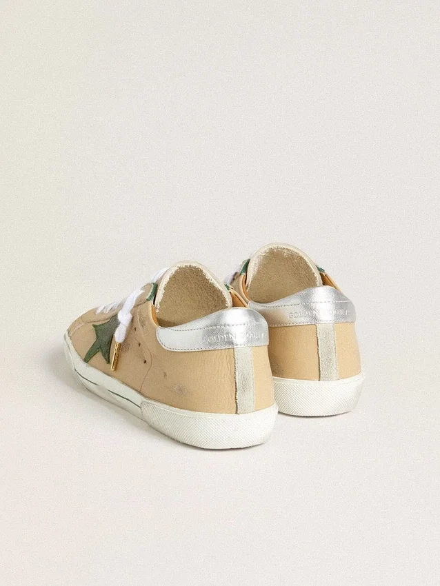 Super-Star LTD in pelle beige con stella in pelle scamosciata verde e linguetta sul tallone in pelle con lamina argentata