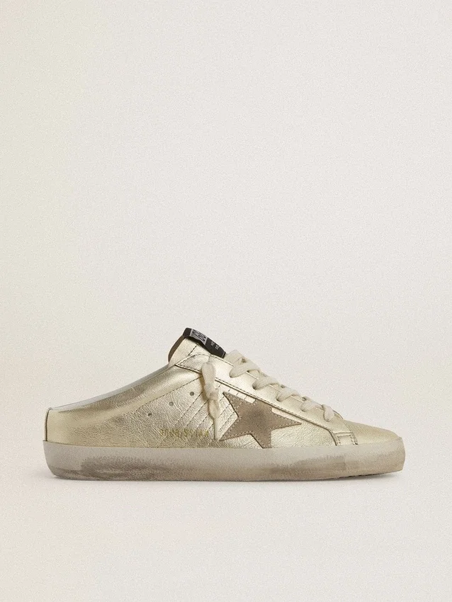 Super-Star Sabot in pelle laminata platino con stella in pelle scamosciata beige