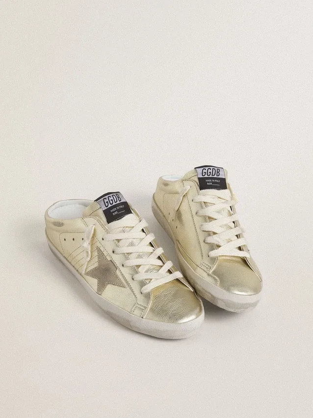 Super-Star Sabot in pelle laminata platino con stella in pelle scamosciata beige