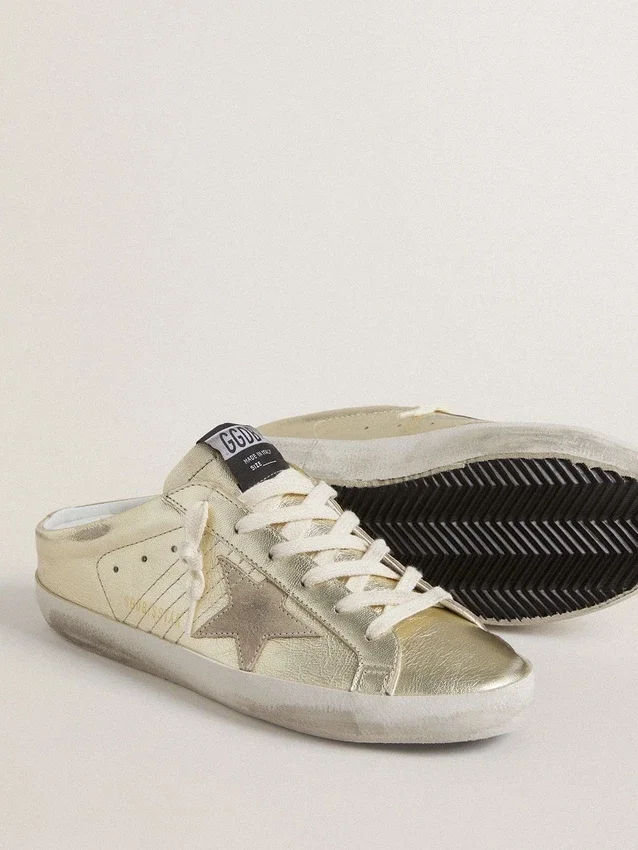 Super-Star Sabot in pelle laminata platino con stella in pelle scamosciata beige