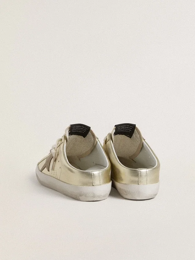 Super-Star Sabot in pelle laminata platino con stella in pelle scamosciata beige