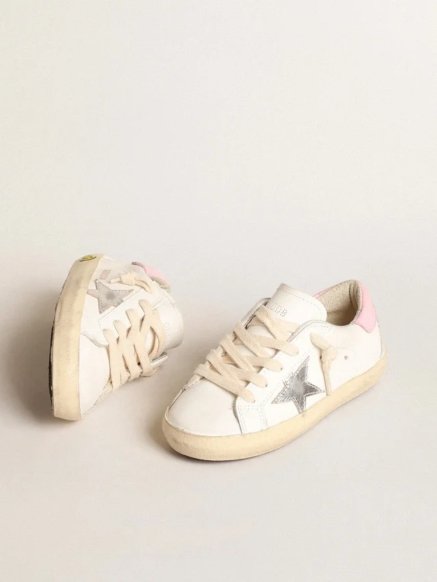 Super-Star Young con stella in pelle argentata e linguetta sul tallone rosa