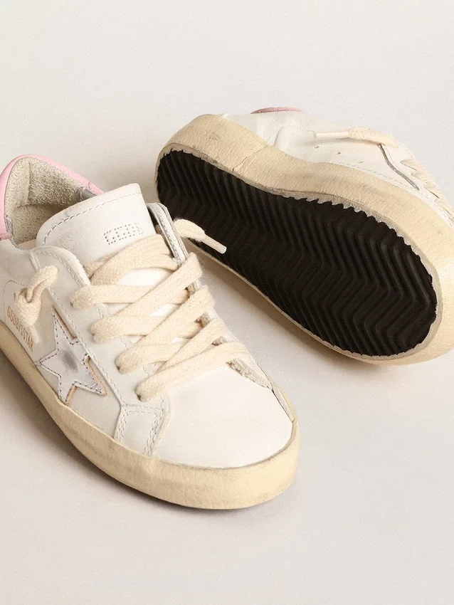 Super-Star Young con stella in pelle argentata e linguetta sul tallone rosa