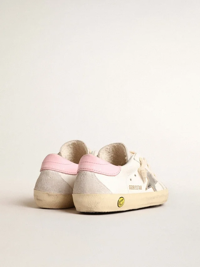 Super-Star Young con stella in pelle argentata e linguetta sul tallone rosa