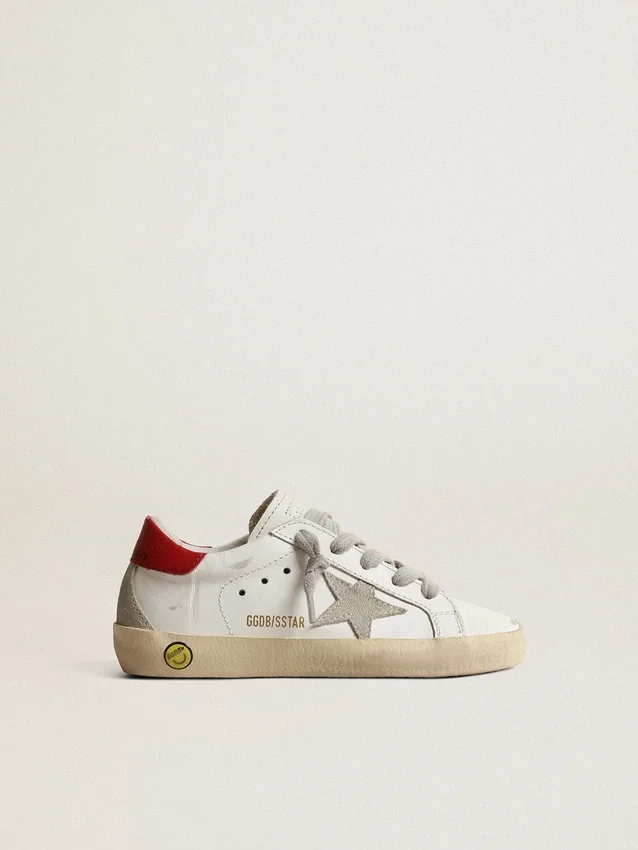 Super-Star Young con stella in pelle scamosciata e linguetta sul tallone in pelle rossa