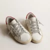 Super-Star Young con stella in pelle scamosciata e linguetta sul tallone in pelle rossa