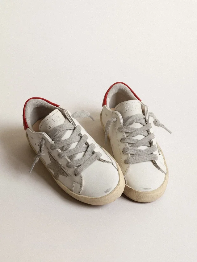 Super-Star Young con stella in pelle scamosciata e linguetta sul tallone in pelle rossa