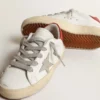 Super-Star Young con stella in pelle scamosciata e linguetta sul tallone in pelle rossa